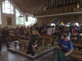 Wreszcie po niecałych 2 i pół godziny marszu I-szy postój w Juracie (kościół pw. Matki Boskiej Nieustającej Pomocy)